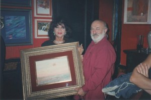 Sara Montiel y Aunión con un cuadro del artista.